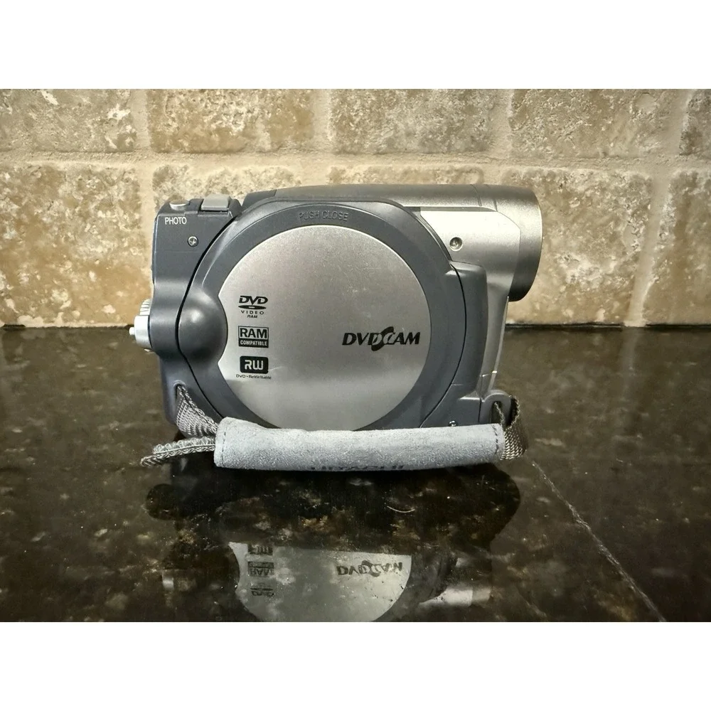 Hitachi DVD Camcorder with 30x Optical Zoom, Charger, Tested Works‎
